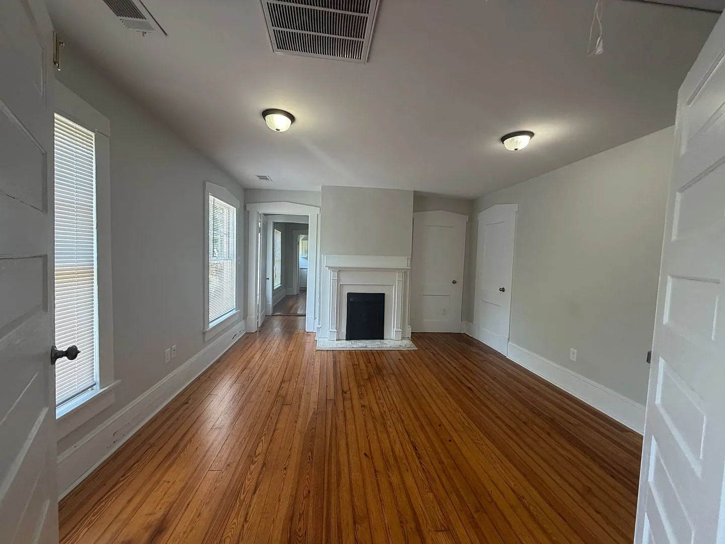 1 bed, 1.0 bath, 918 sqft, $1,045 — Photo 2