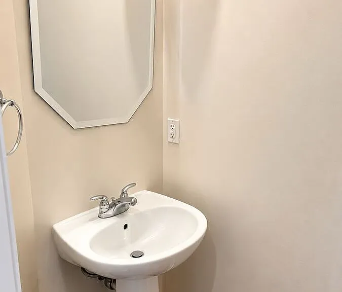536 Regent Pl NE — Photo 7