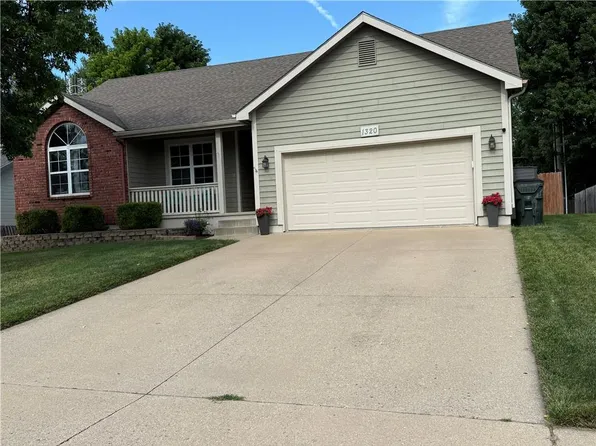 1320 Pin Oak Cir, Ottawa, KS 66067