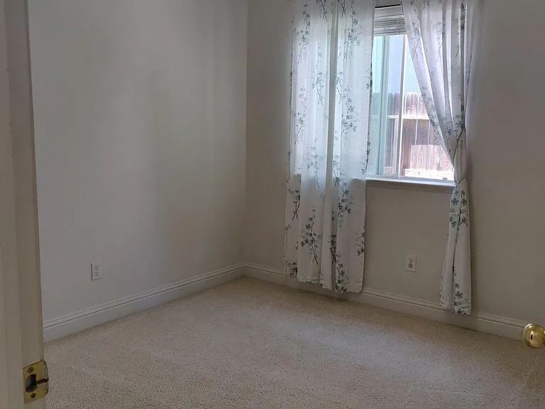 1826 N Holly Ave — Photo 5