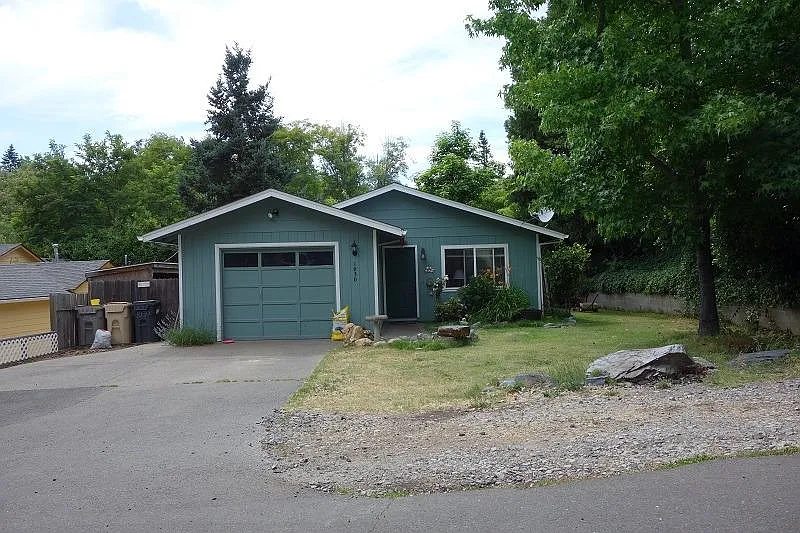 1030 NW Hillside Dr photo 1