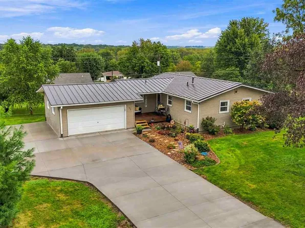 304 Lake View Dr NE, Solon, IA 52333