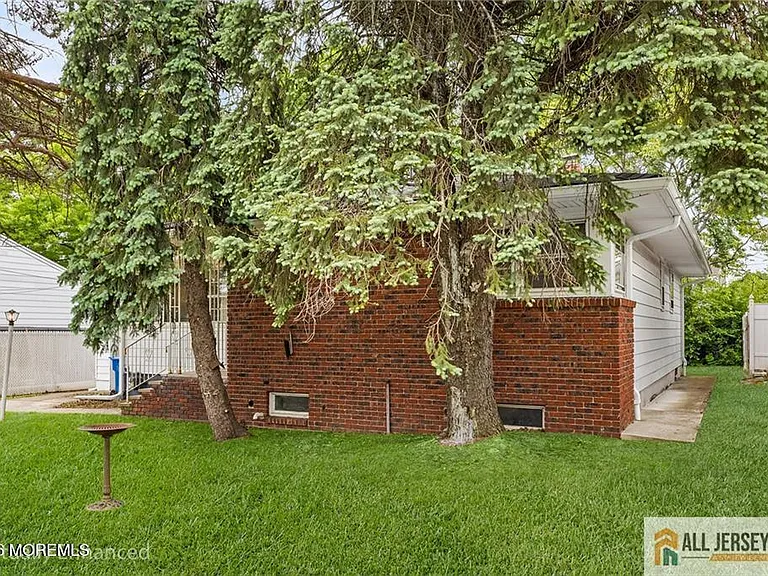 713 Lincoln Dr — Photo 2