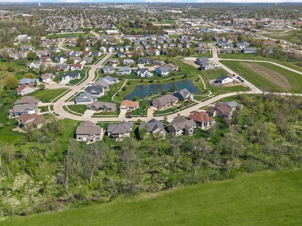 208 Willowood Dr, Hiawatha, IA 52233