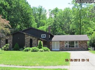 27853 Edgepark Dr, North Olmsted, OH 44070
