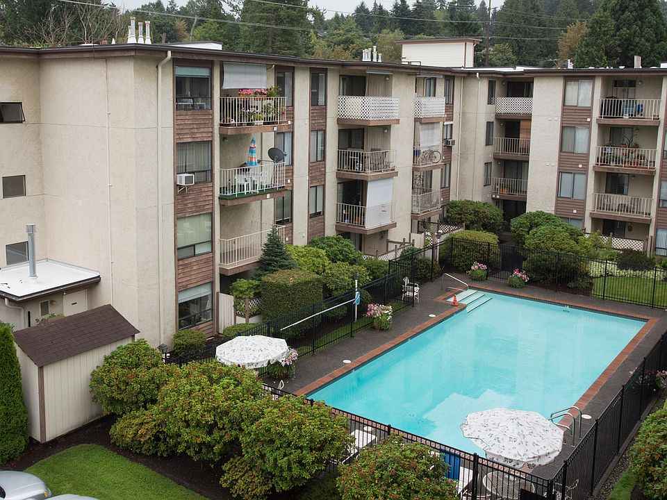 Top floor, corner unit with balcony and pool and greenbelt v