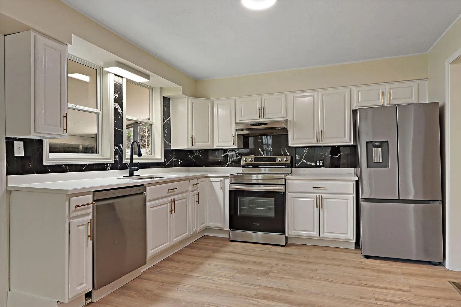 3 bed, 1330 sqft, $3,200 — Photo 3