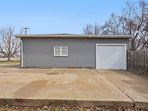 4th image of 1160 Oakwood Dr