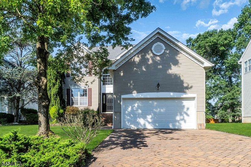 1st image of 10 Sutton Ct