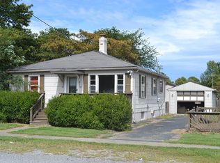 403 4th St, Crossville, IL 62827