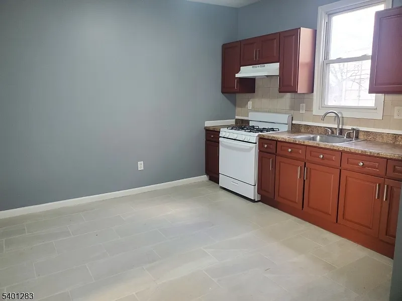 4 bed, 1.0 bath, $2,500 — Photo 3