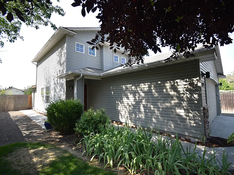 3222 S Lindsay Ave — Photo 3