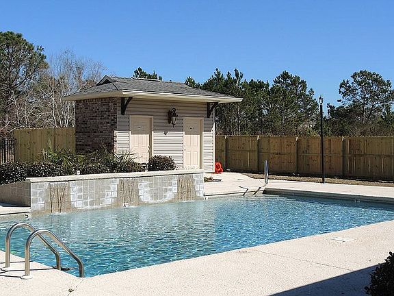 5th image of 18 Oak Alley Ln