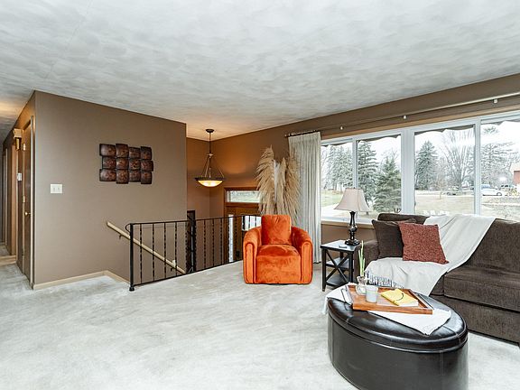 4th image of 1073 Forest Hills Dr SW