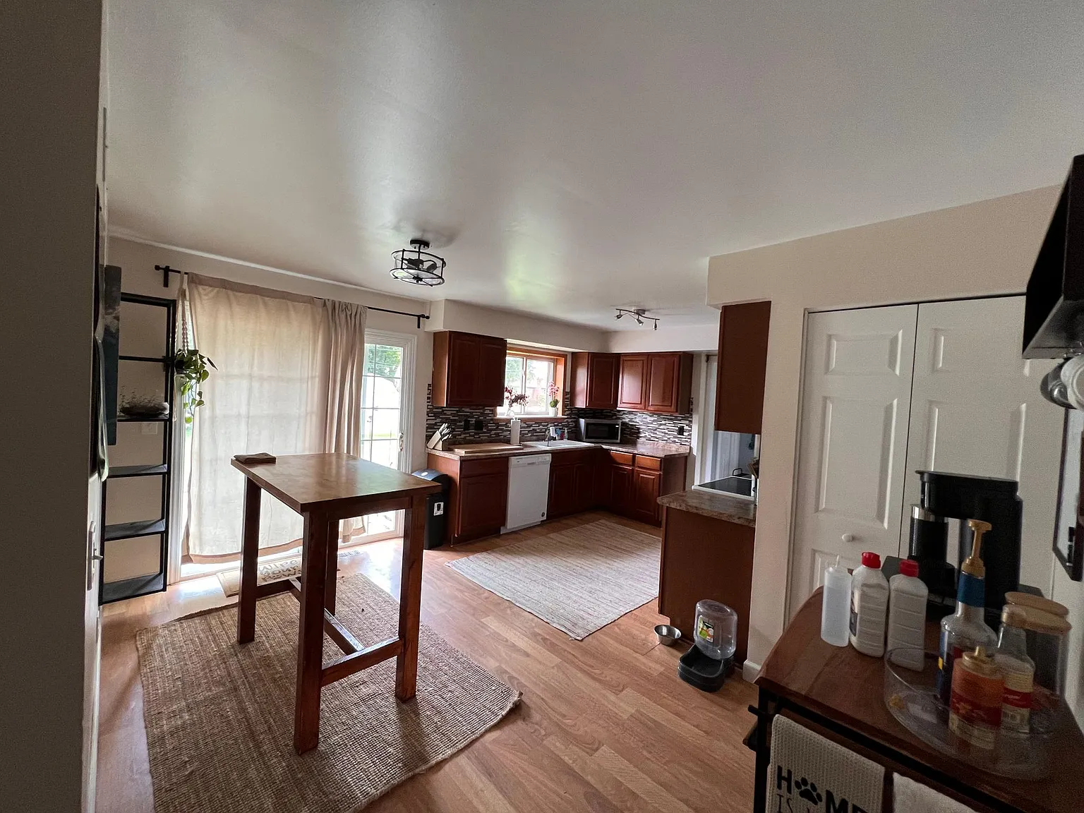 3 bed, 1.5 bath, 1300 sqft, $2,000 — Photo 3