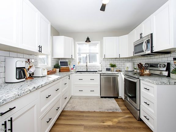 5th image of 334 N Wood St