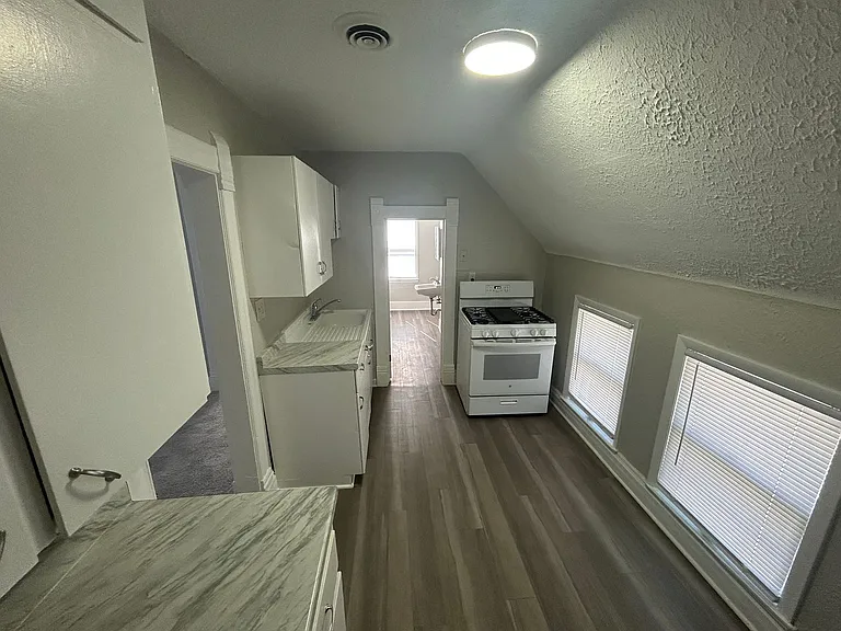 913 Avenue A — Photo 12