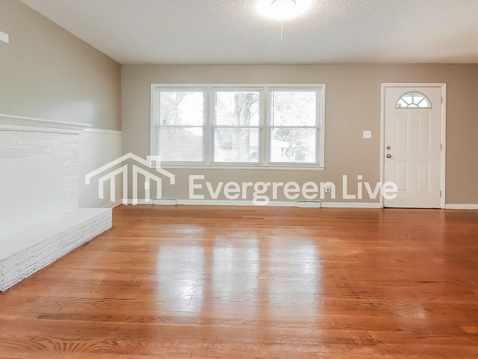 3 bed, 2.0 bath, 1390 sqft, $1,595 — Photo 2