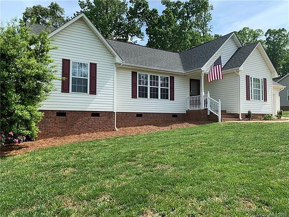 3rd image of 934 Manor Dr