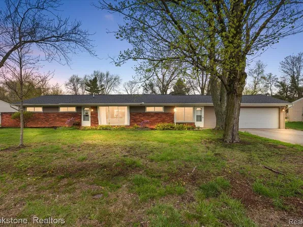 1759 Ashstan Dr, Walled Lake, MI 48390