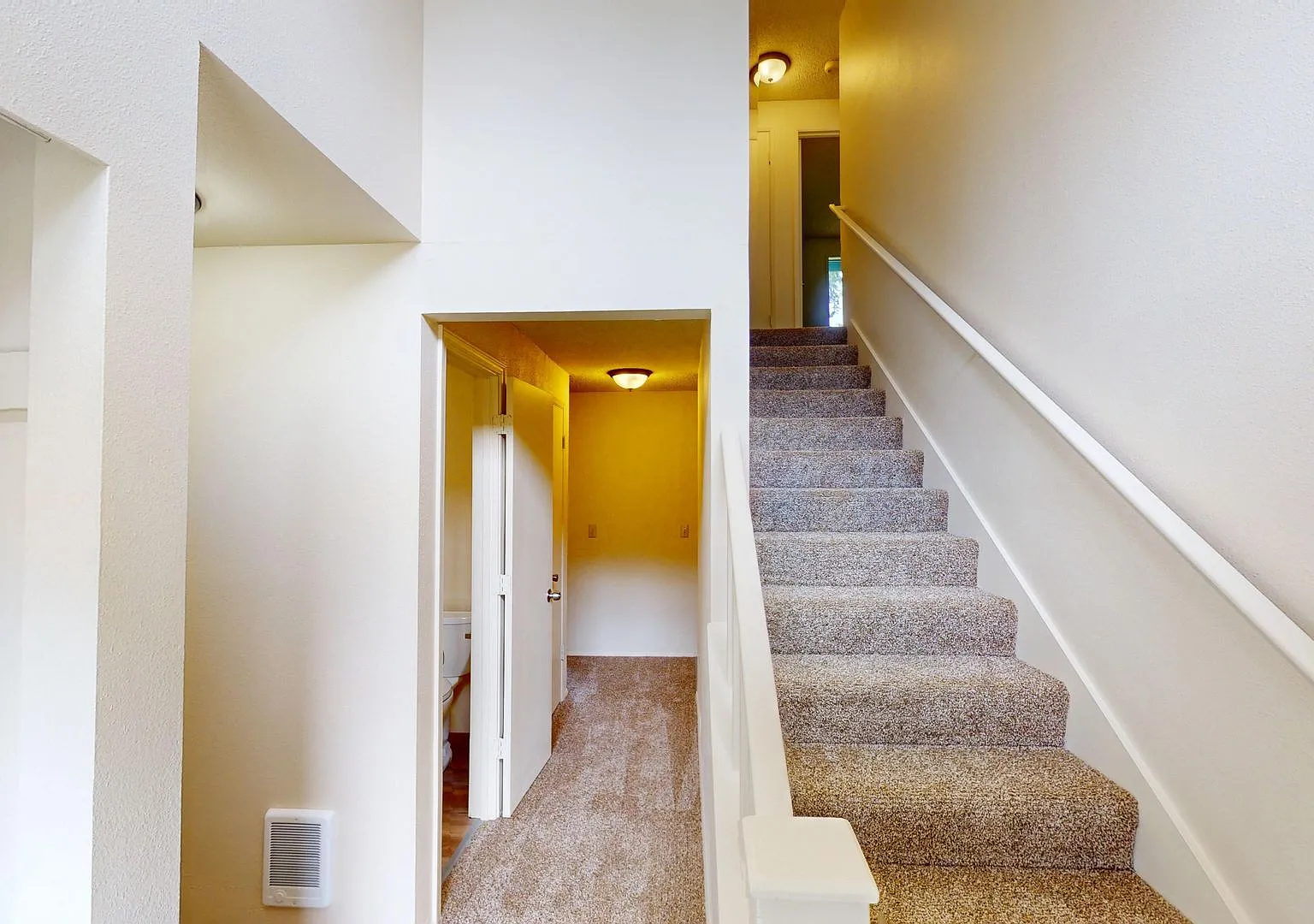 Charming Condo in the Heart of Oak Harbor! Now offering a rare 6 month lease opportunity, with po... — Photo 2