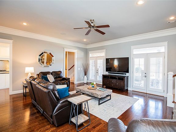 4th image of 384 Bella Toscana St
