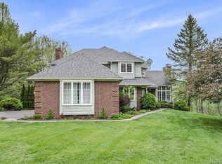 5401 Lone Pine Ct, Brighton, MI 48116