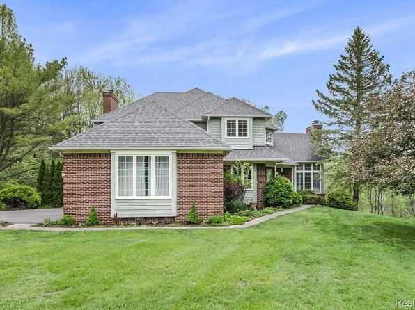 5401 Lone Pine Ct, Brighton, MI 48116