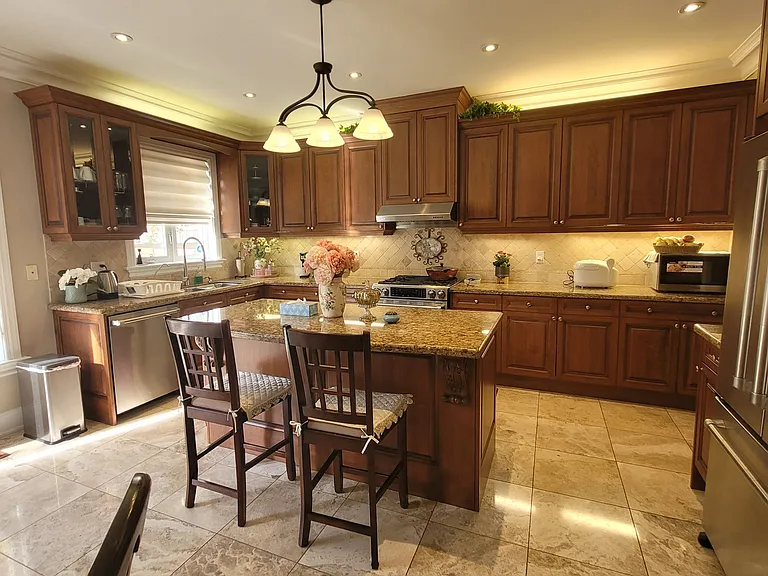 110 Bond Cres #2 — Photo 2