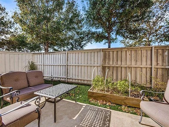2nd image of 1924 Cortez Ln