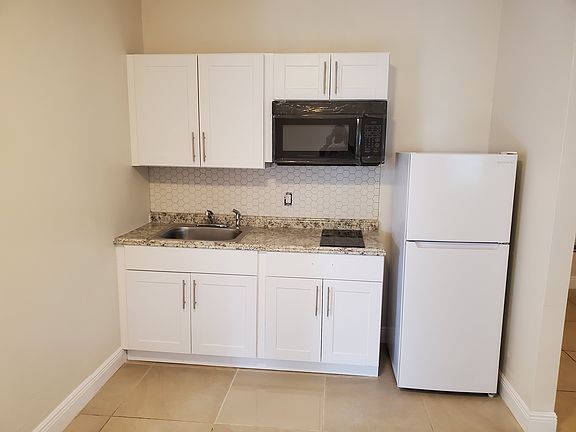 4th image of 808 NW 19th St #C