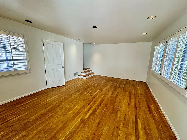 930 Skyline Dr — Photo 16