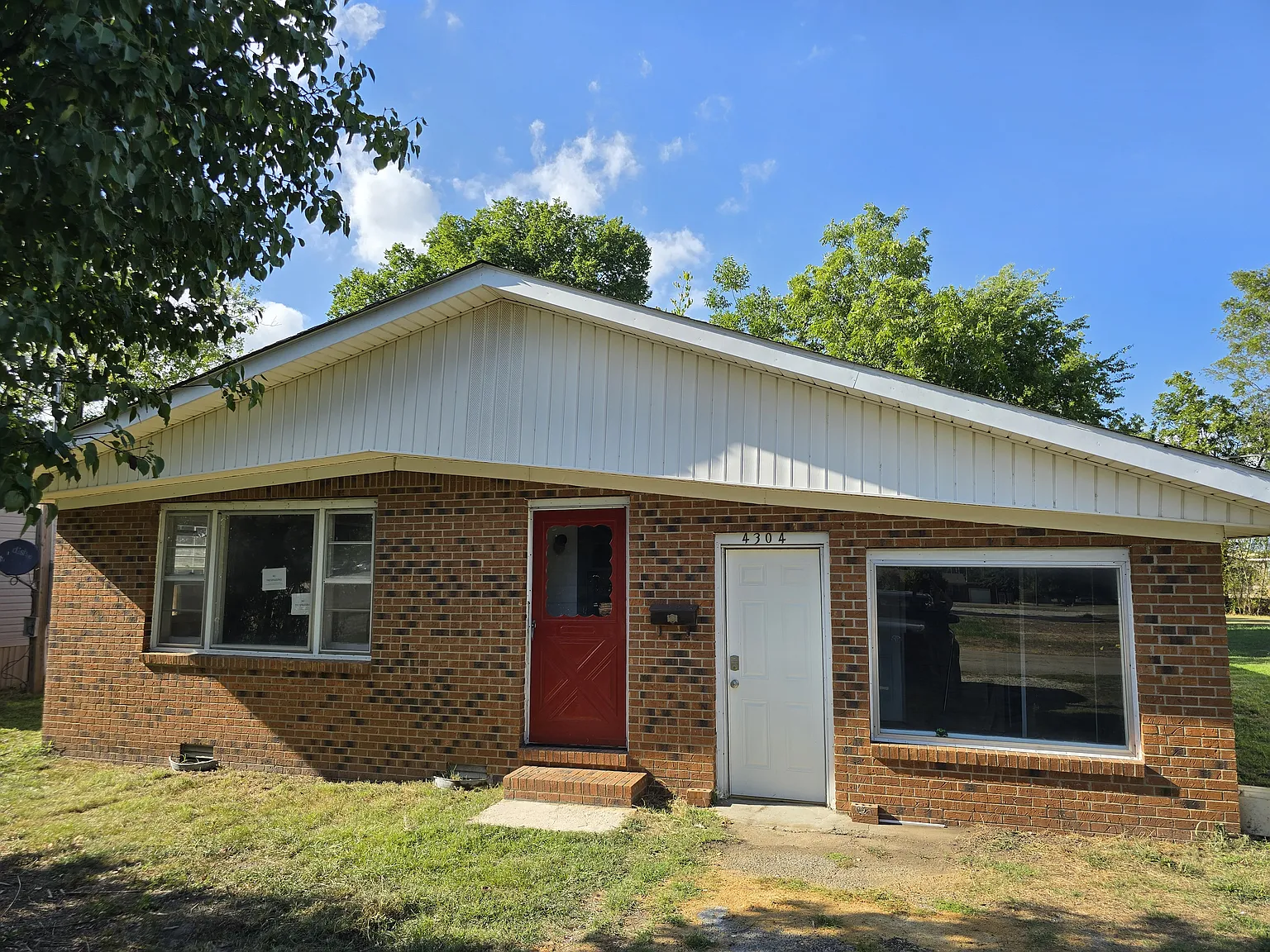 4 bed, 1365 sqft, $1,100 — Photo 1