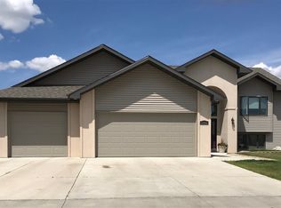 3424 Woodside Dr SE, Minot, ND 58701