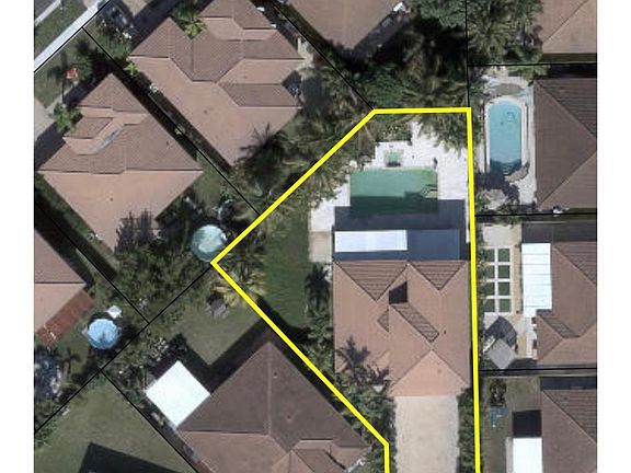 .26 acre lot. Encompassing 8 separate properties on the 2 sides and back of house. Big backyard with palm trees and coconut trees giving a tropical atmosphere with fresh coconuts all year round. This is the biggest lot in the neighborhood with more than 1