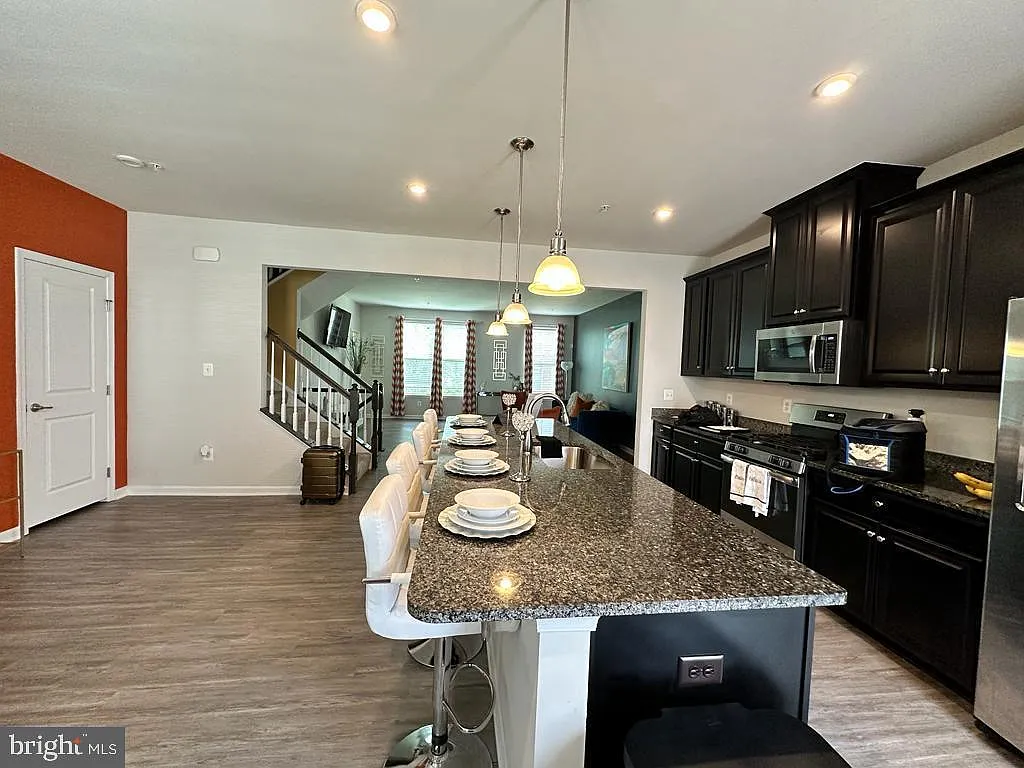 3 bed, 2.5 bath, 1824 sqft, $3,300 — Photo 3