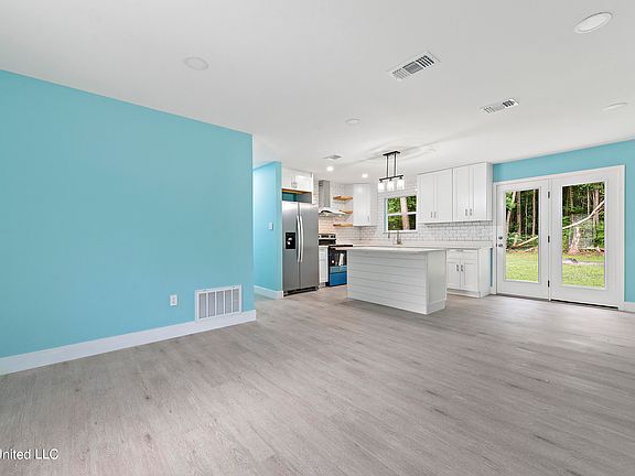 3rd image of 2853 W Park Dr