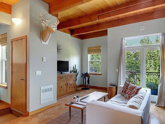 4th image of 2421 E Union St #C