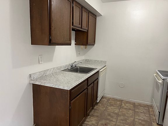 4th image of 22881 Grove St #62