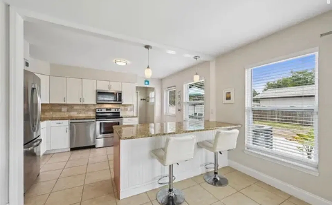 3 bed, 1151 sqft, $2,300 — Photo 3