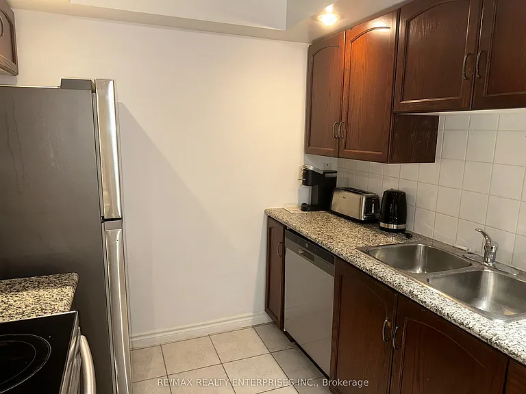 270 Wellington St W #409 — Photo 11