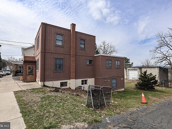 2nd image of 2042 Mahantongo St