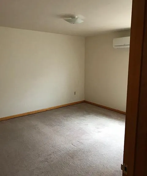 102 E Green St — Photo 6
