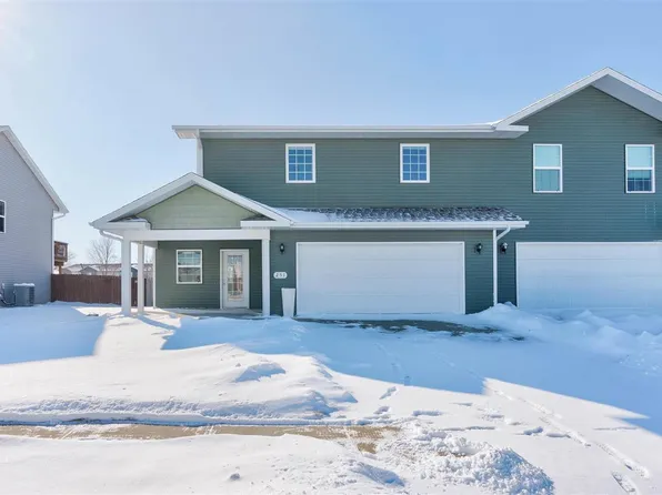 251 Sierra Park Dr, Hills, IA 52235