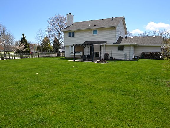 3rd image of 632 E Bridlewood Ln