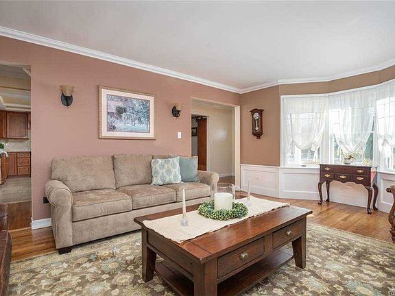 4th image of 136 Rockaway Ave