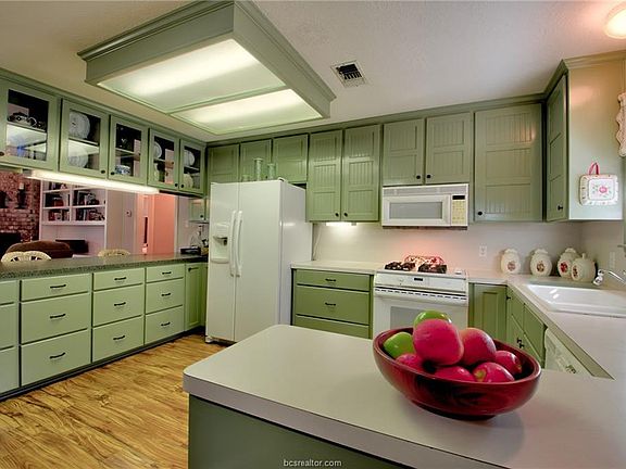 3rd image of 300 Woodside Dr