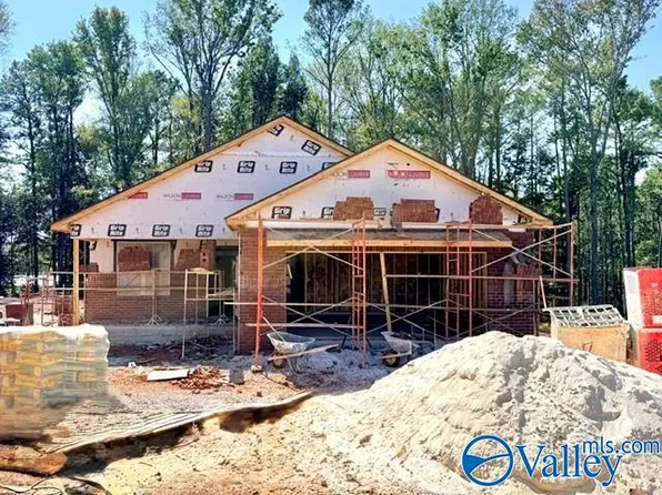 516 Cloverleaf Dr, Athens, AL 35611