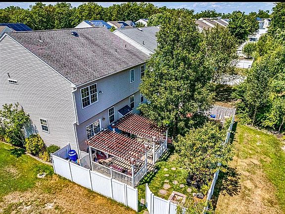 3rd image of 39 Fox Hollow Dr