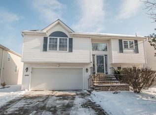 9555 Cyprus Ln, Olmsted Falls, OH